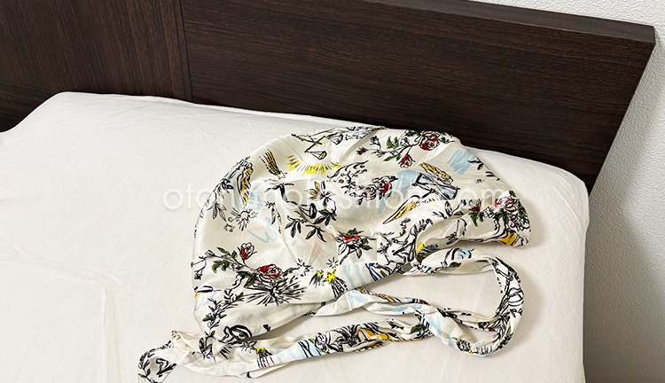 リリーシルクのシルクナイトキャップをベッドの上に置いた就寝前の様子