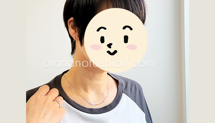 大人女性がネックレスとピアスを一緒につけたバランス例（キレイめカジュアル）