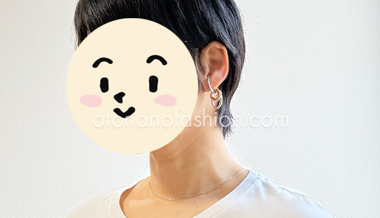 ネックレスとピアスのバランスが良い大人女性のアクセサリーコーデ例