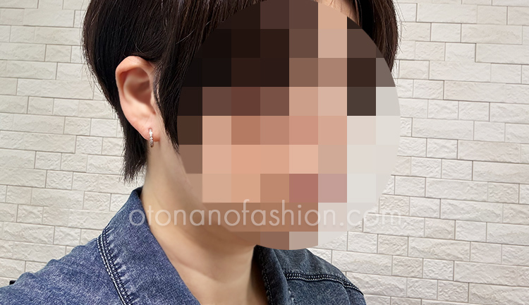 50代の普段のコーデに合わせやすいフープピアス