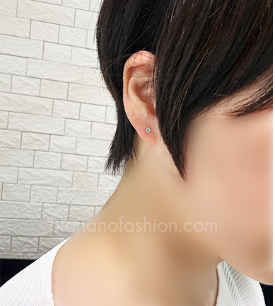 ChooMiaの3mmジルコニアスタッドピアスを耳元で着用したアップ写真