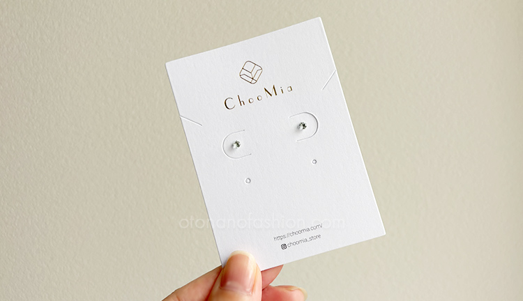 ChooMiaの3mmジルコニアスタッドピアス ブルージルコンを台紙に置いた写真