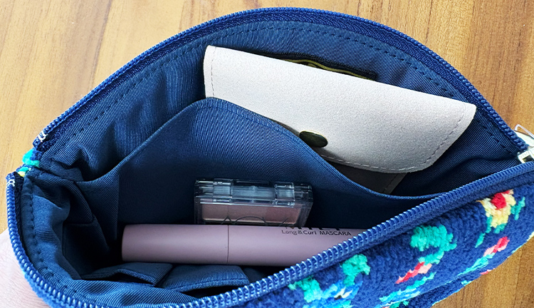 薄くて軽い。小さめバッグやポーチにも入れやすいアクセサリーポーチ
