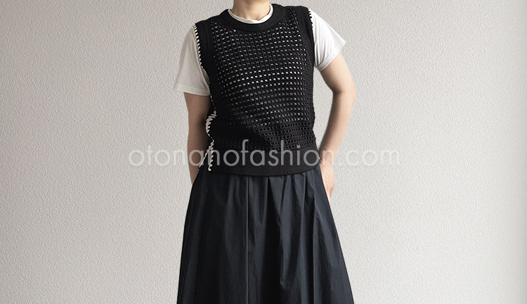 白Tシャツ×黒スカート|シックで大人っぽいきれいめカジュアルに